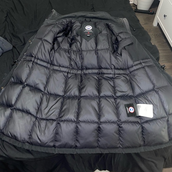 Canada Goose Trillium Black Parka Women's
XS 6550LR - Picture 2 of 11